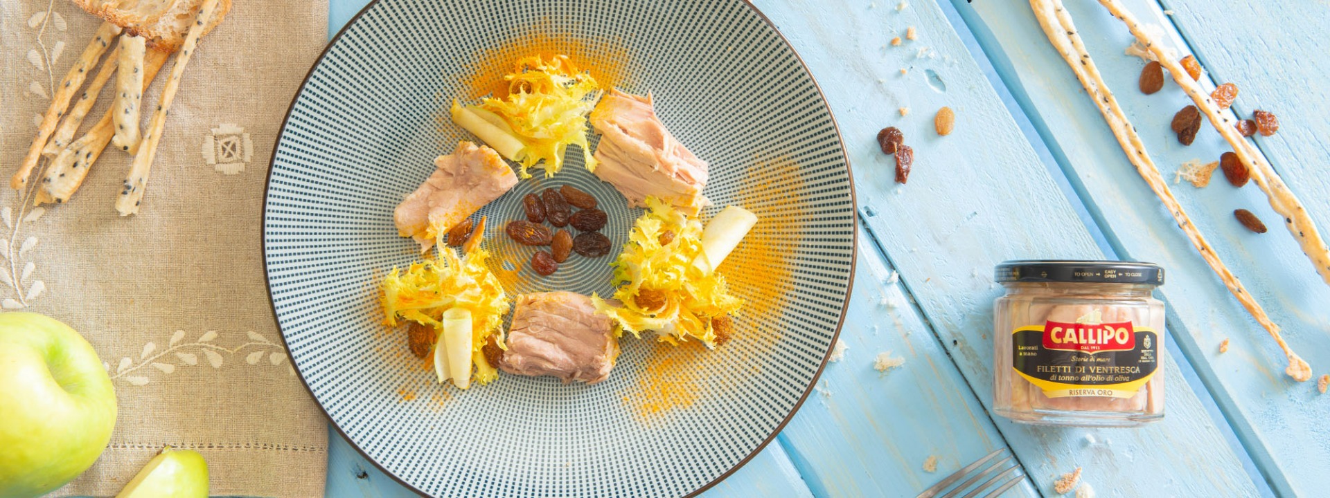Filetti di Ventresca di Tonno Callipo, insalata riccia, mela verde, uva sultanina e curry