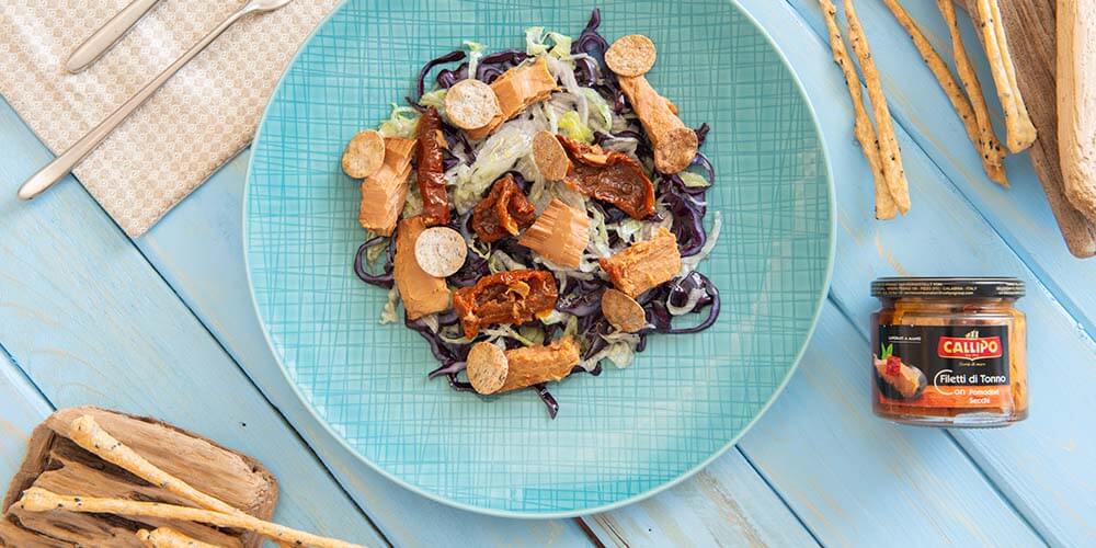 Insalata verde con crauto viola, filetti di Tonno Callipo con Pomodori Secchi e croccanti di cereali