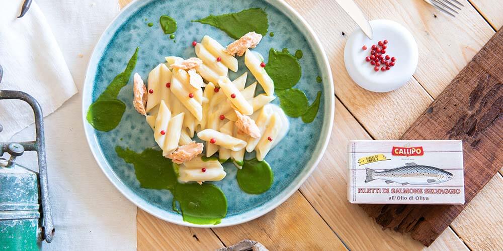 Penne con Filetti di Salmone Selvaggio Callipo, crema  di  bieta e pepe rosa 