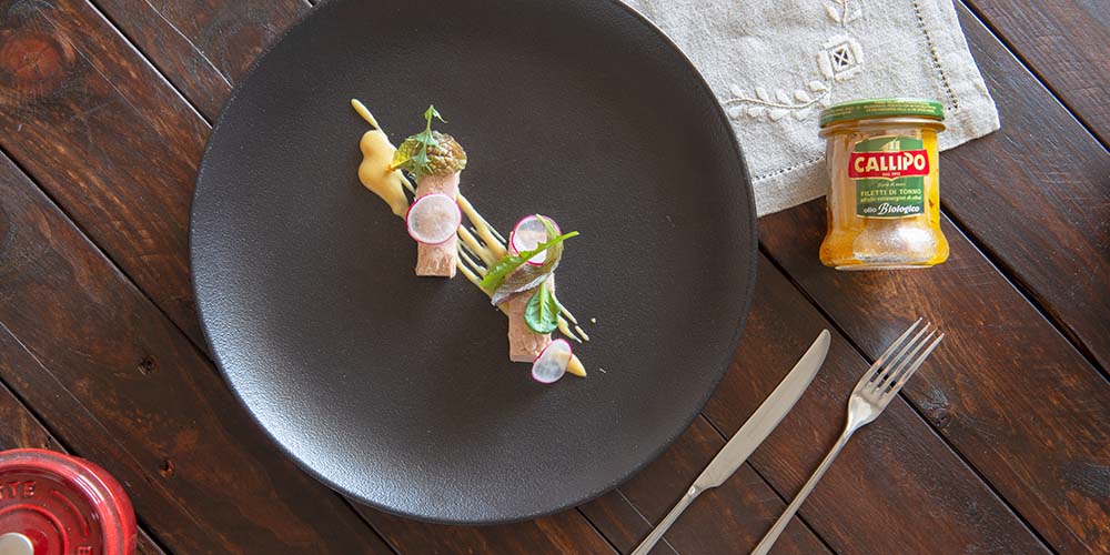 Filetti di tonno Callipo all’olio extravergine di oliva con senape miele, ravanelli e misticanza