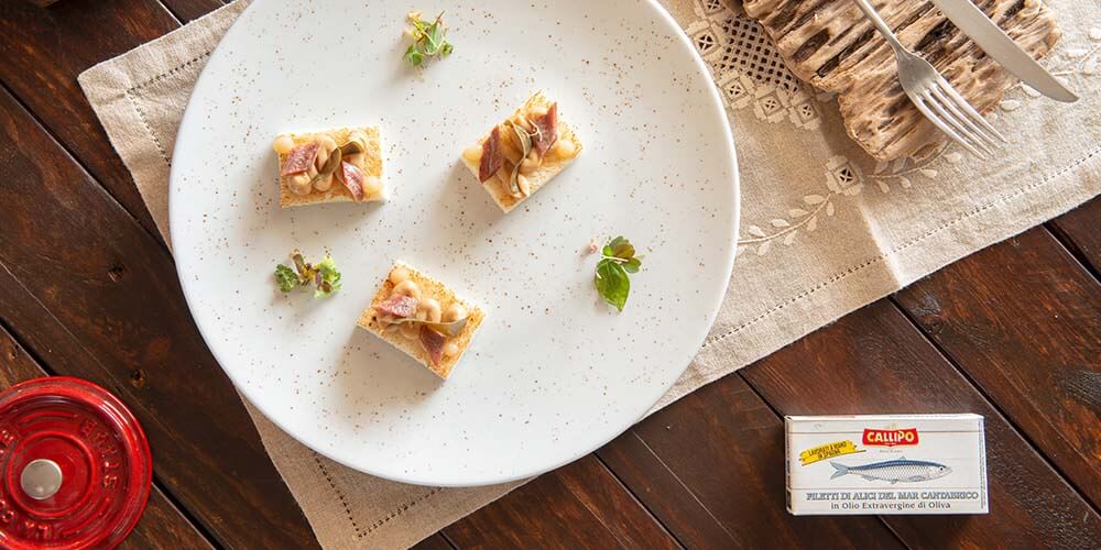 Pane croccante con filetti di alici Callipo del Mar Cantabrico 